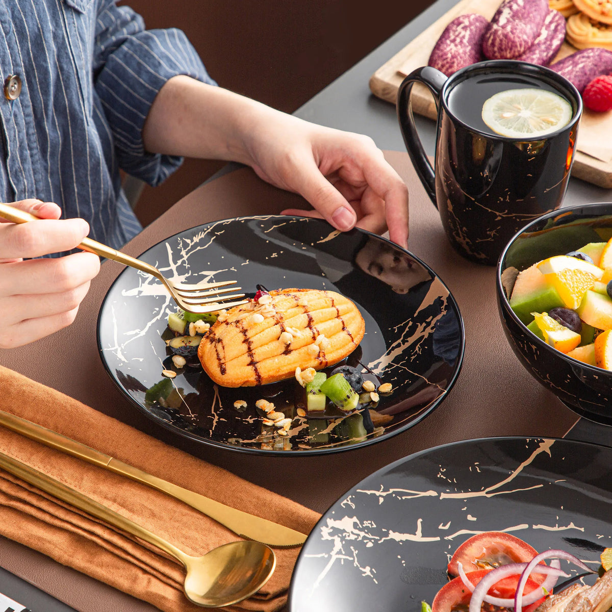MALACASA Porcelain Dinnerware Set With Elegant Gold Splash Design
